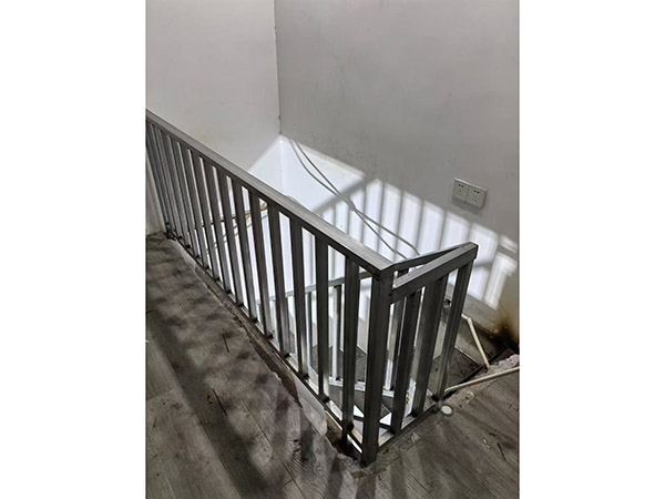 钢结构阁楼，楼梯